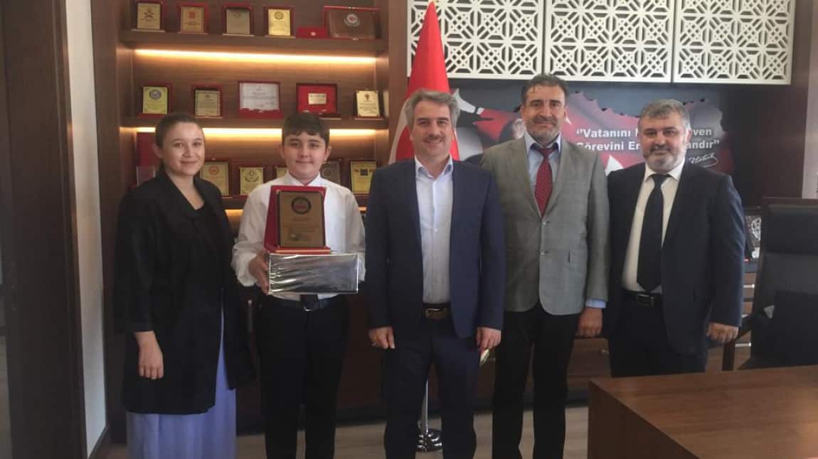 Kaymakamımız Sayın Dr. Vural Karagül Türkiye Birincisi Olan Öğrencimizi Tebrik Etti